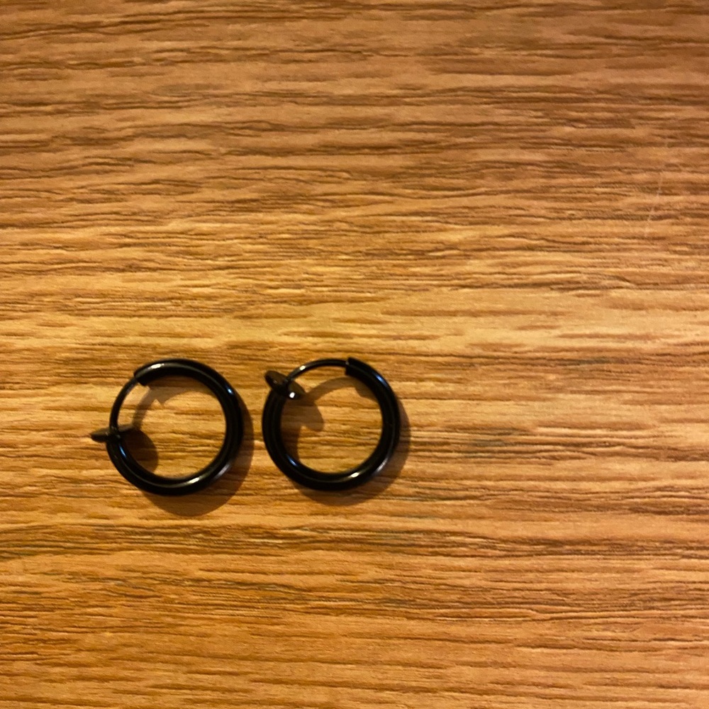 Clip on hoops black